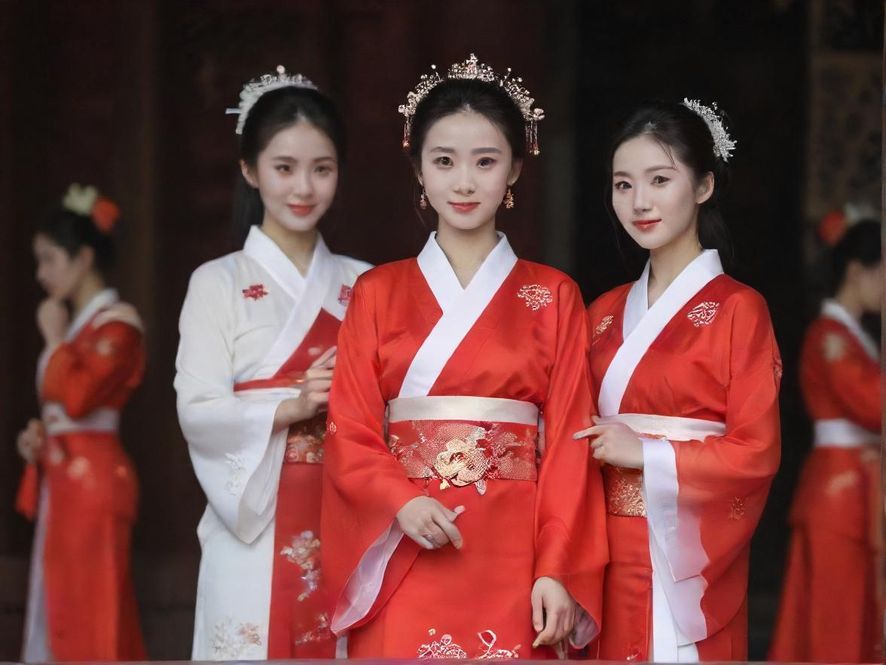 现代风格休闲娱乐场所,舒适的沙发和柔和的灯光,营造出放松的氛围