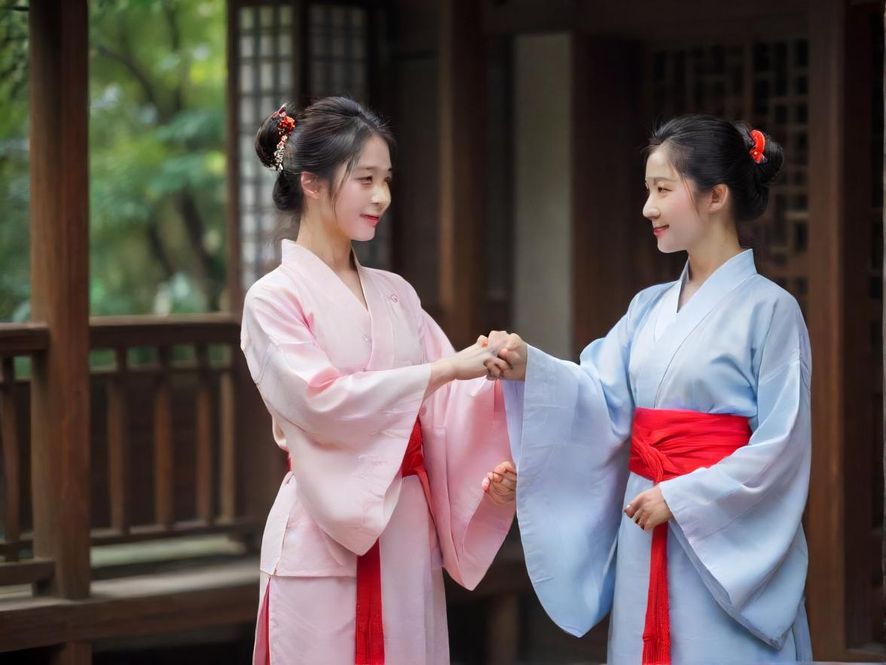 桑拿房内蒸汽弥漫的场景,营造出放松和排毒的氛围。