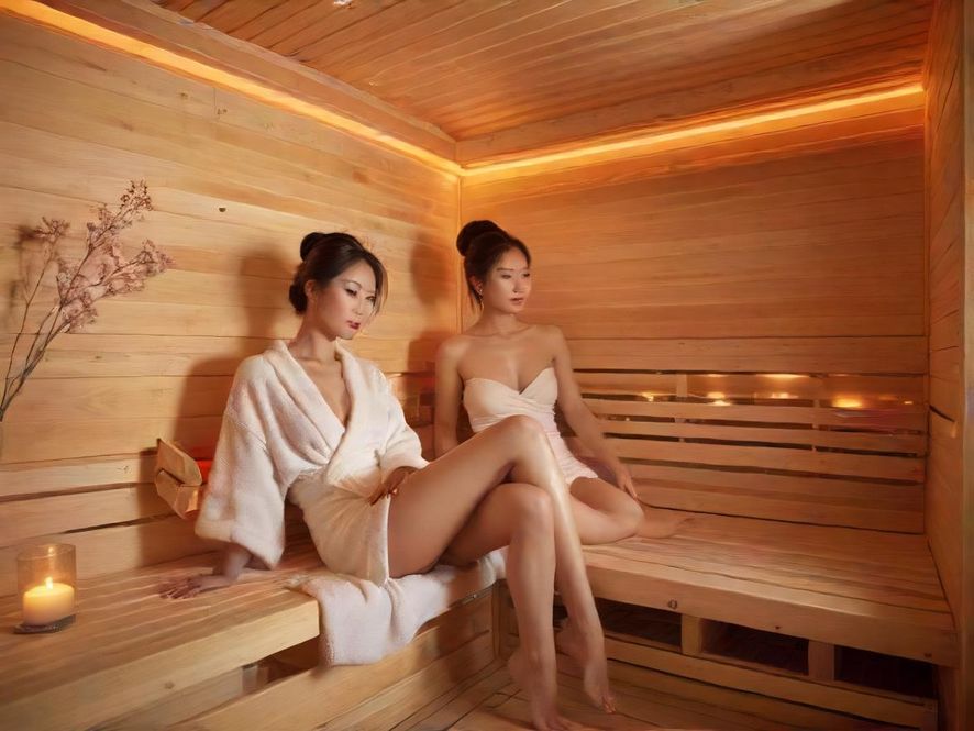温馨舒适的桑拿会所内部休息区