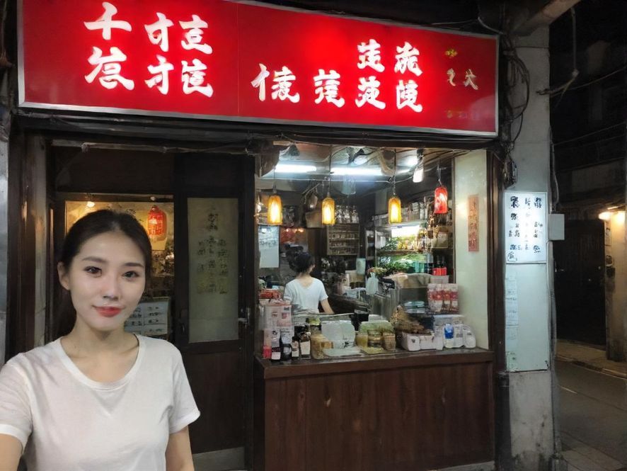 在广州一场高端商务晚宴上，一位成功男士与一位优雅女士正在轻松愉悦地交谈