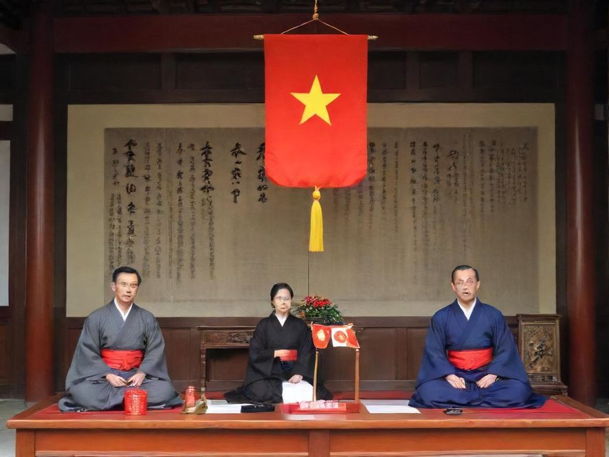 广州一家高端会所的私密包厢，装修奢华典雅，灯光柔和，营造出极致的放松氛围。