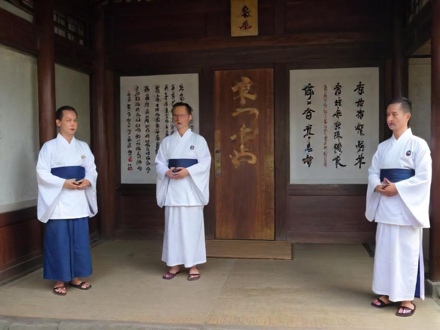 深圳某高端会所内部，以广角镜头呈现其奢华典雅的风格，柔和的灯光营造出温馨舒适的氛围，让人倍感放松。