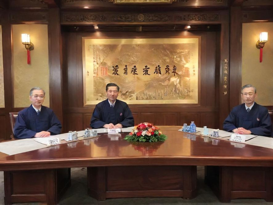 广州一家高端水疗会所的入口大堂,设计现代且奢华,光线充足,营造出欢迎和放松的氛围。